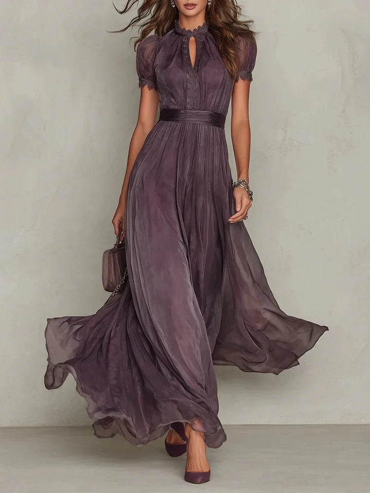 Vestido maxi de cuello alto con corte en forma de llave y mangas cortas plisadas