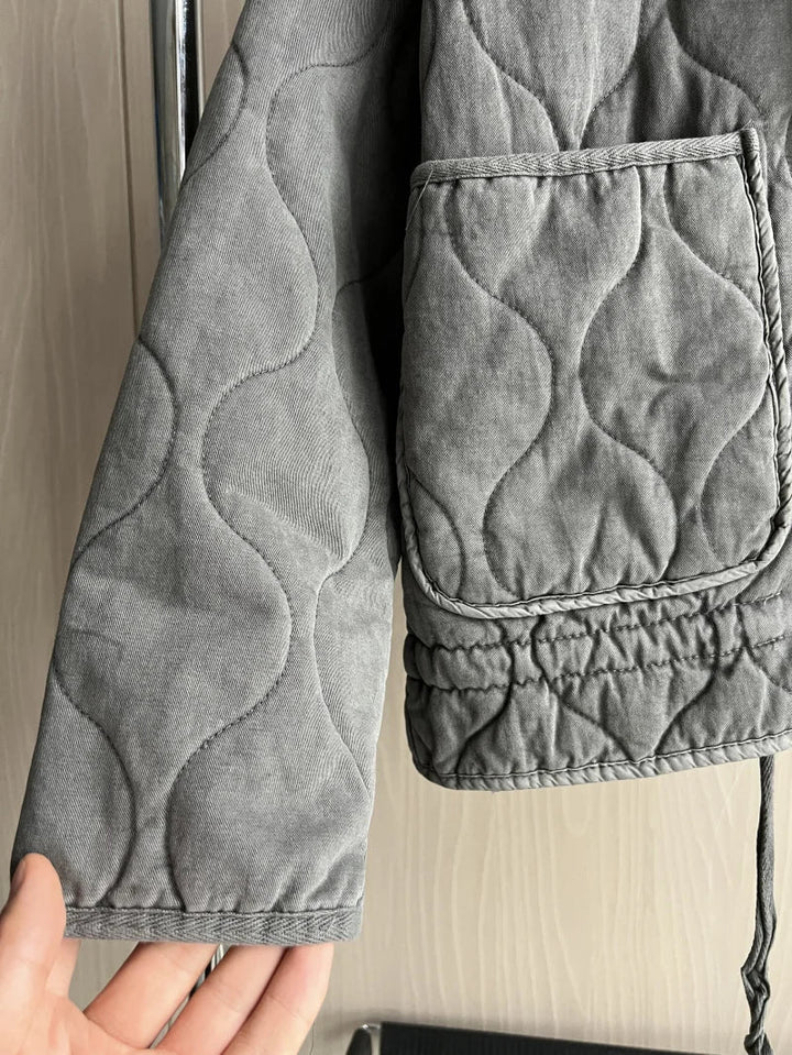 Abrigo acolchado cropped para mujer, con bolsillos y cinturón para atar