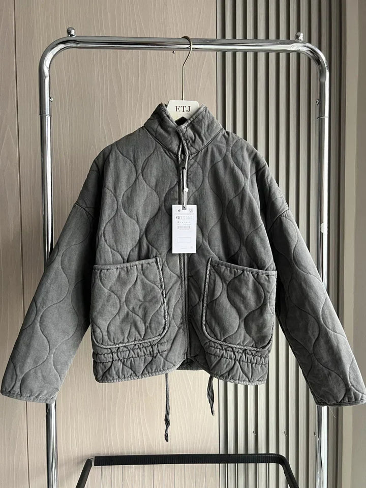 Abrigo acolchado cropped para mujer, con bolsillos y cinturón para atar