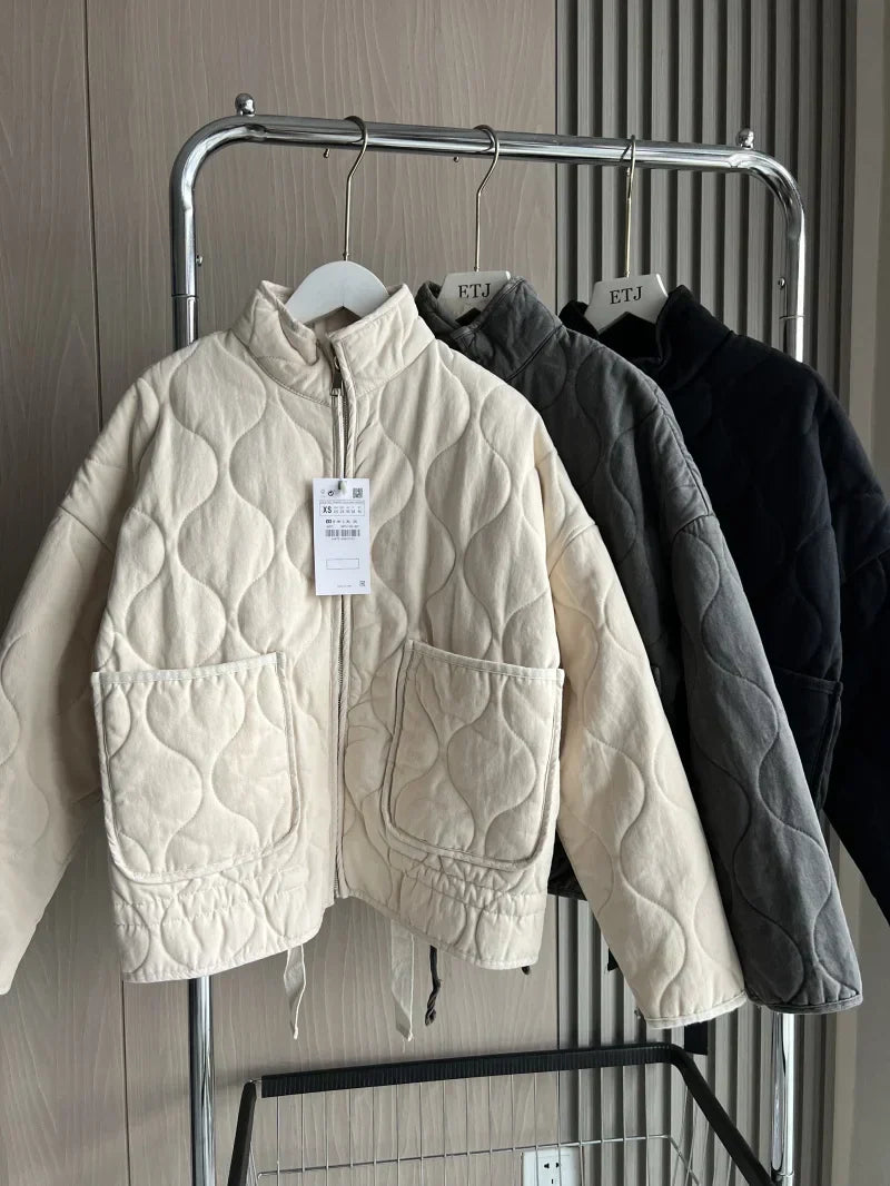 Abrigo acolchado cropped para mujer, con bolsillos y cinturón para atar