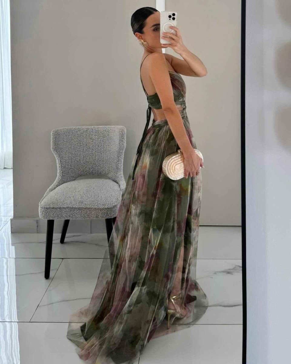 Amara – Elegante maxivestido de chiffon floral, con finas tirantes tipo spaghetti y un sofisticado cut-out