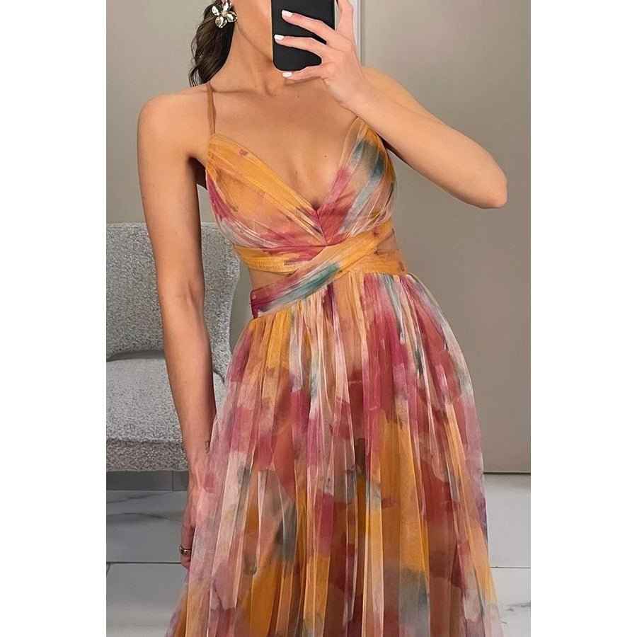 Amara – Elegante maxivestido de chiffon floral, con finas tirantes tipo spaghetti y un sofisticado cut-out