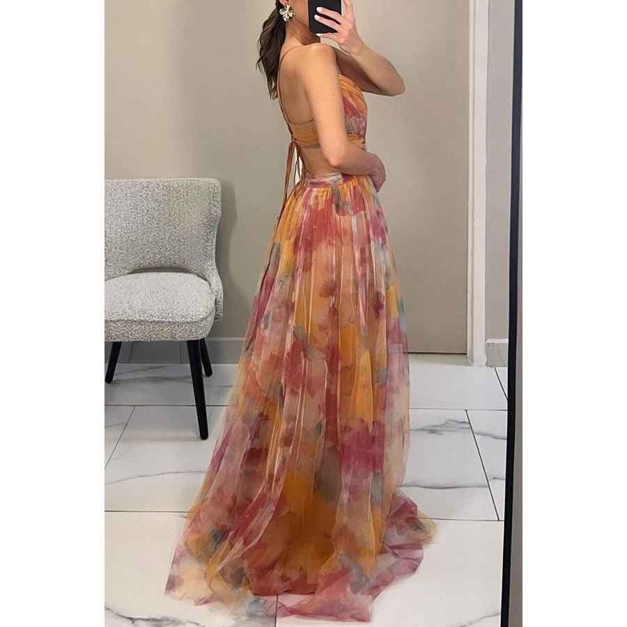 Amara – Elegante maxivestido de chiffon floral, con finas tirantes tipo spaghetti y un sofisticado cut-out