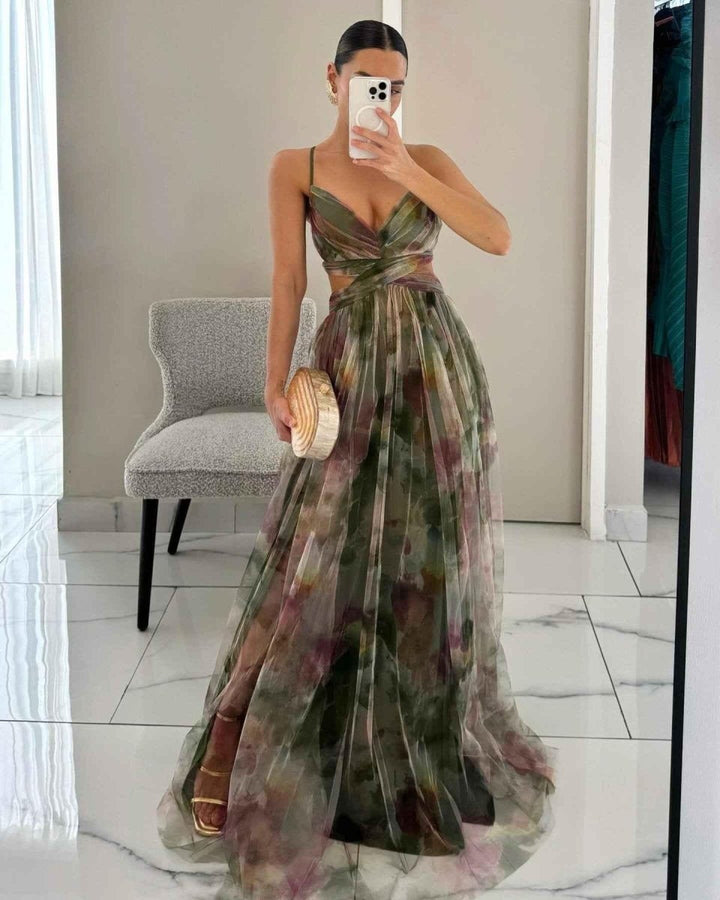 Amara – Elegante maxivestido de chiffon floral, con finas tirantes tipo spaghetti y un sofisticado cut-out