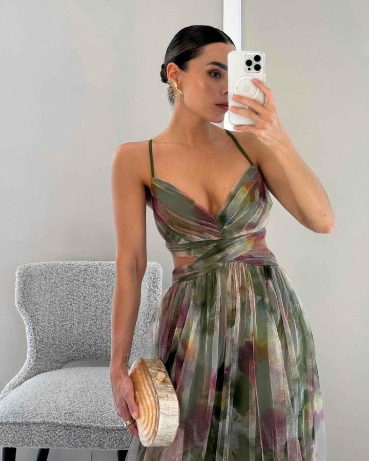 Amara – Elegante maxivestido de chiffon floral, con finas tirantes tipo spaghetti y un sofisticado cut-out