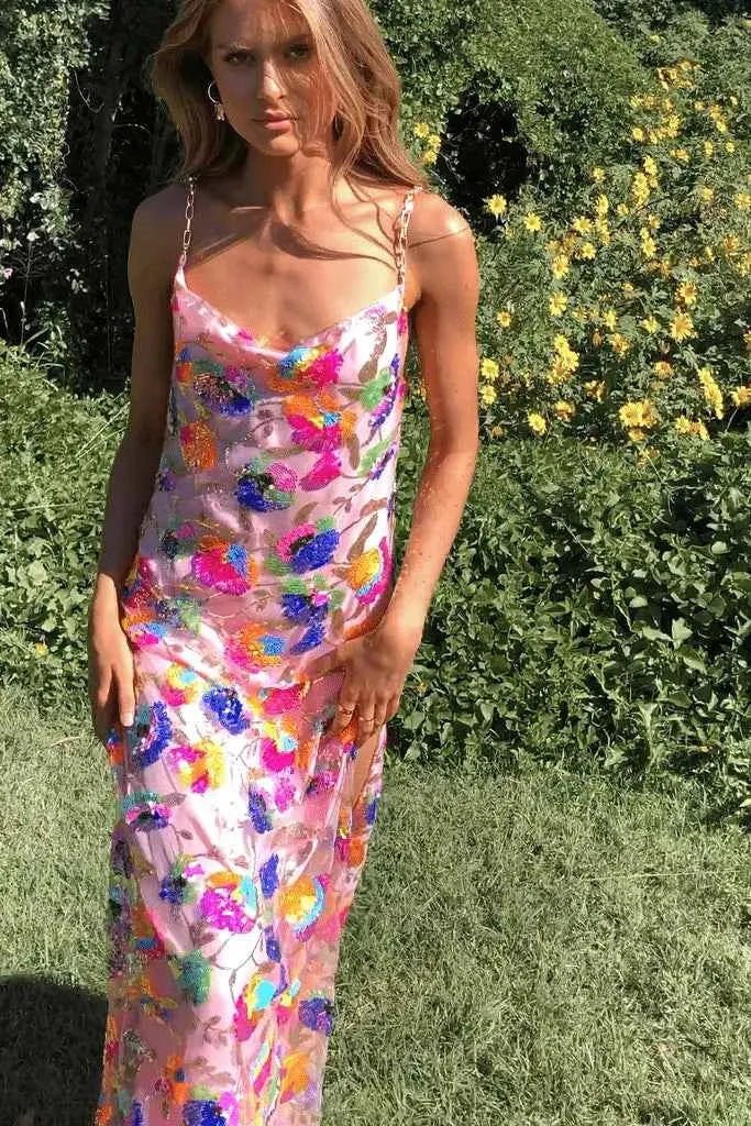 amelie – vestido largo con lentejuelas florales, escote en la espalda y tirantes de cadena