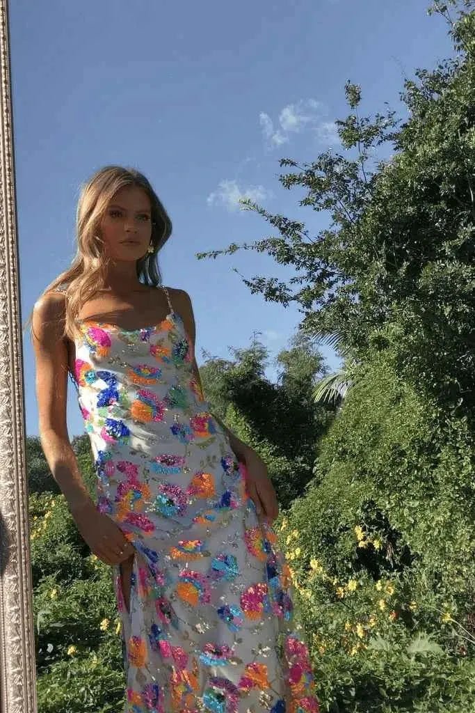amelie – vestido largo con lentejuelas florales, escote en la espalda y tirantes de cadena