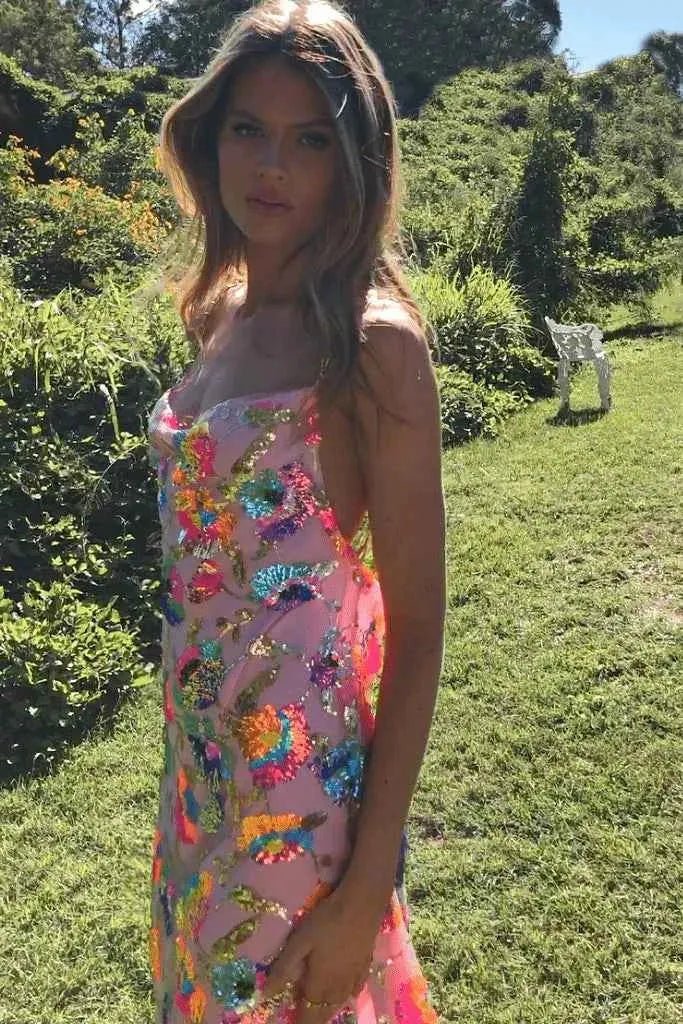 amelie – vestido largo con lentejuelas florales, escote en la espalda y tirantes de cadena