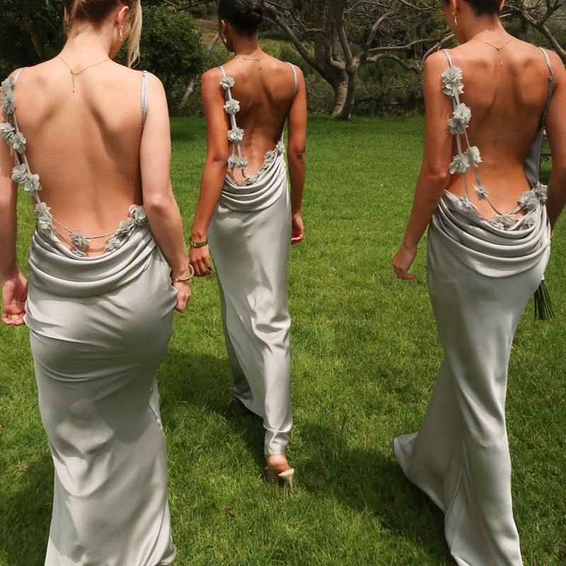 Amélie – Vestido maxi sin espalda con adornos florales