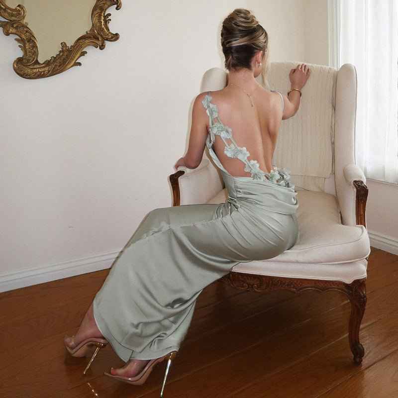 Amélie – Vestido maxi sin espalda con adornos florales