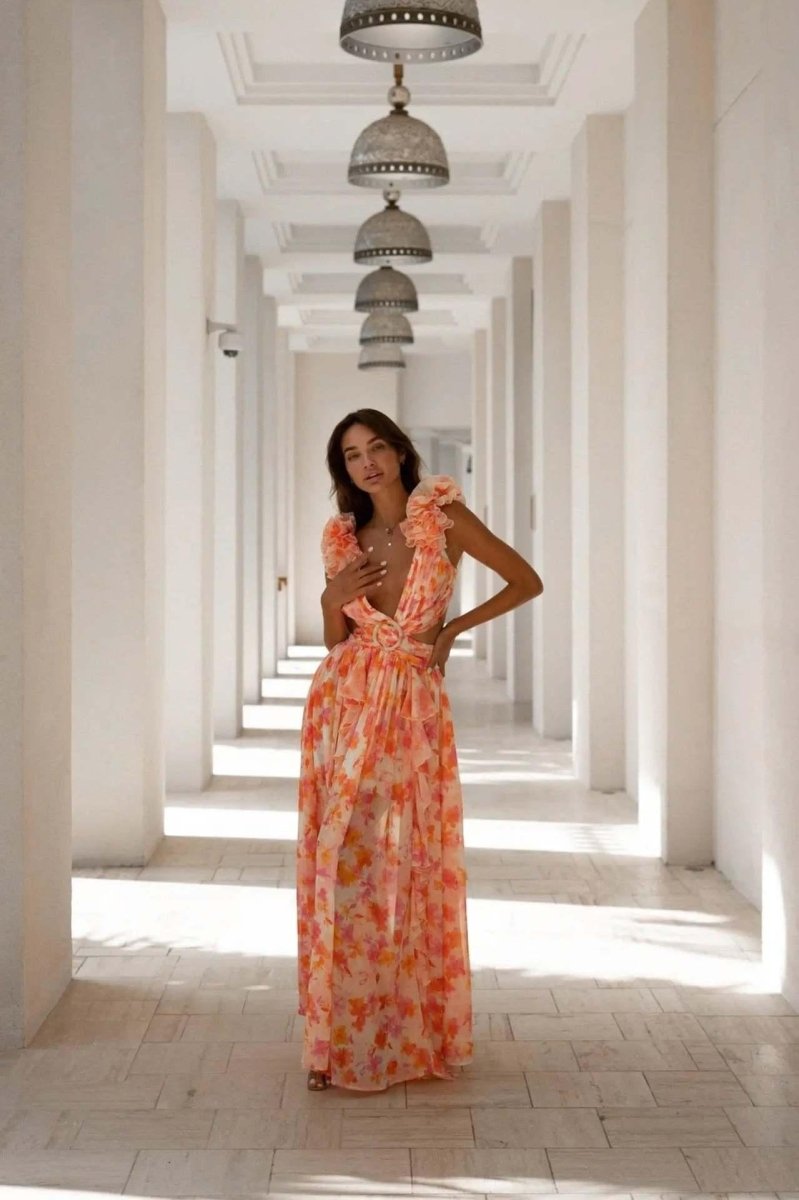 Amira – Vestido maxi sin espalda con estampado floral, volantes y cut-outs