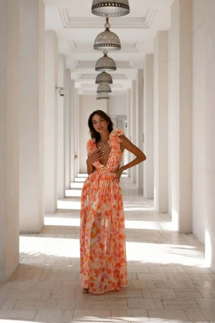 Amira – Vestido maxi sin espalda con estampado floral, volantes y cut-outs