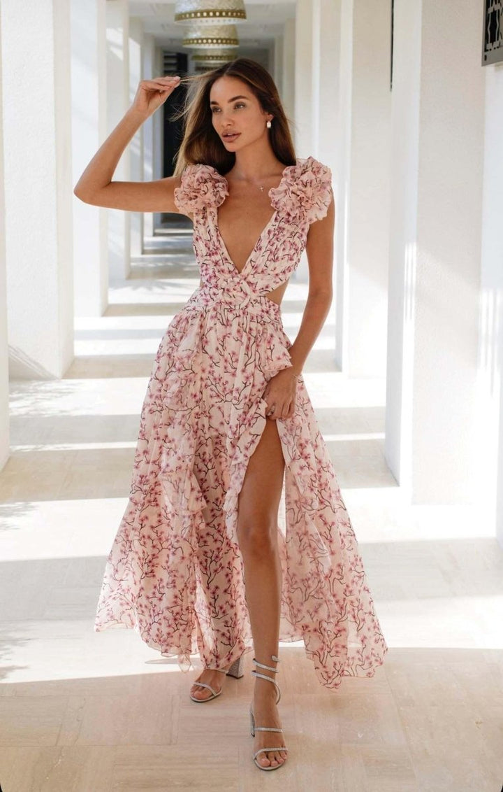 Amira – Vestido maxi sin espalda con estampado floral, volantes y cut-outs