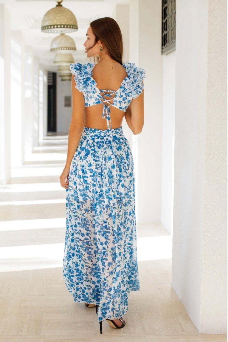 Amira – Vestido maxi sin espalda con estampado floral, volantes y cut-outs