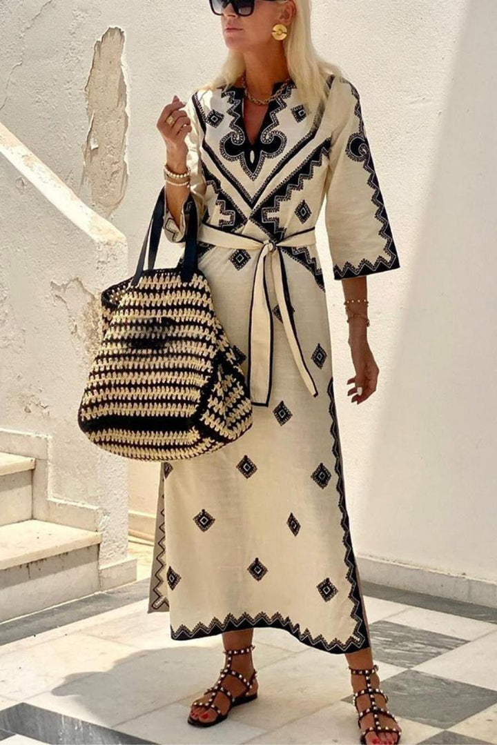 Ayla – Vestido maxi boho bordado con estampado étnico y cinturón ajustable