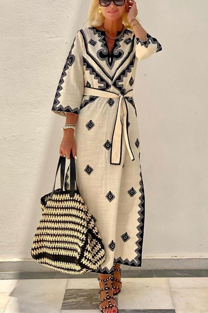 Ayla – Vestido maxi boho bordado con estampado étnico y cinturón ajustable