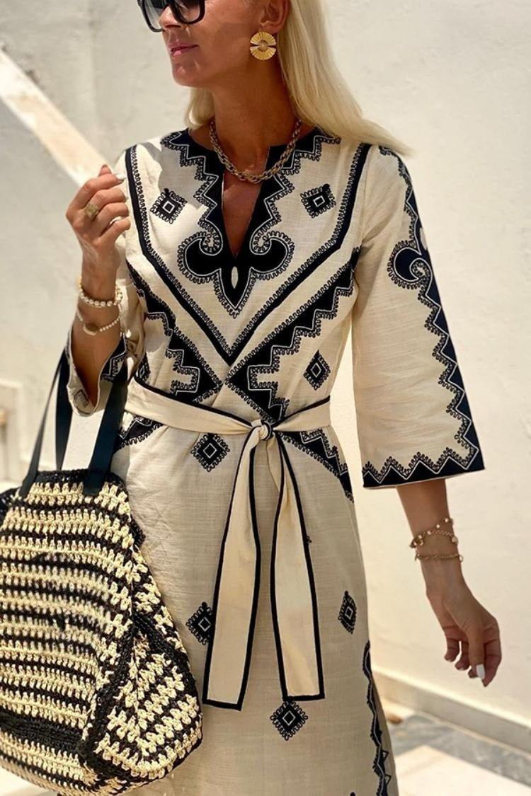 Ayla – Vestido maxi boho bordado con estampado étnico y cinturón ajustable