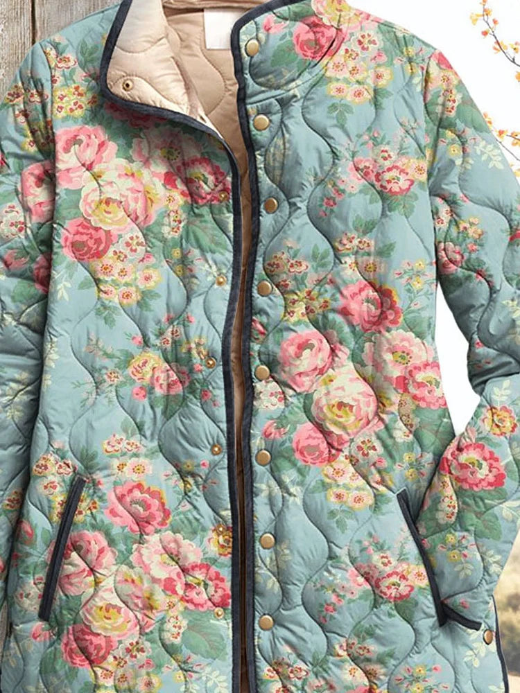 Abrigo femenino acolchado con un bonito estampado floral