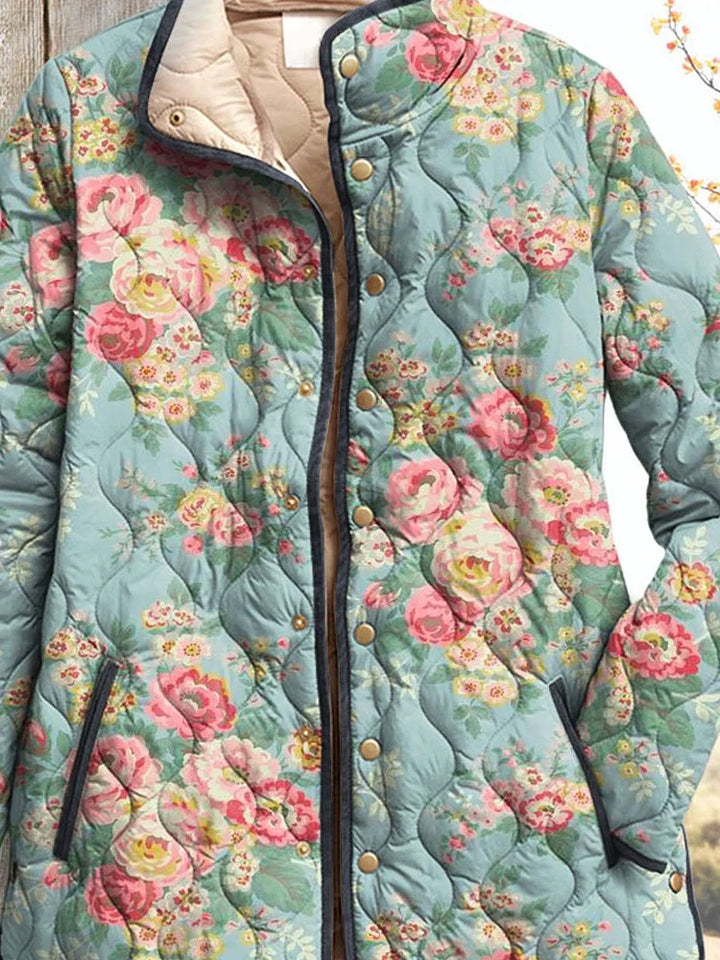 Abrigo femenino acolchado con un bonito estampado floral