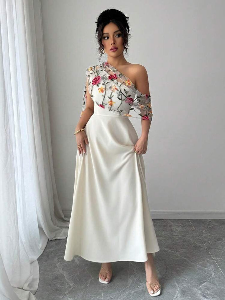 Elegantes Maxikleid für Hochzeit mit Blumenapplikation
