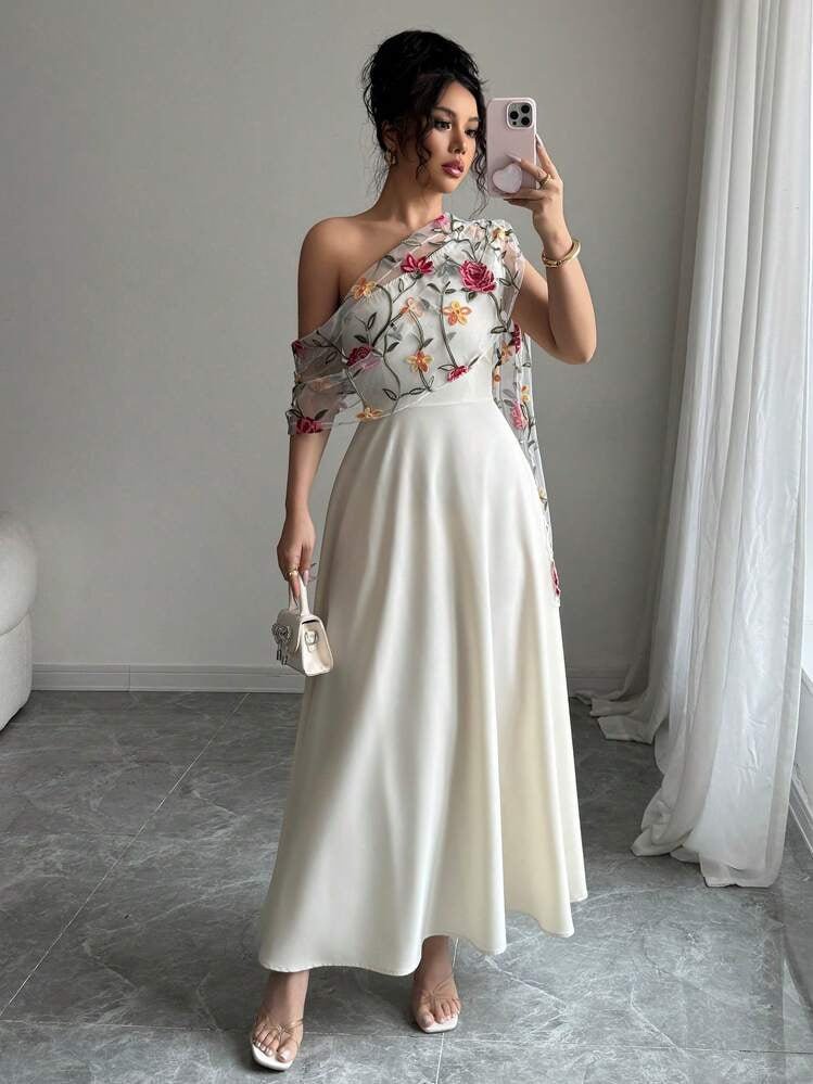 Elegantes Maxikleid für Hochzeit mit Blumenapplikation