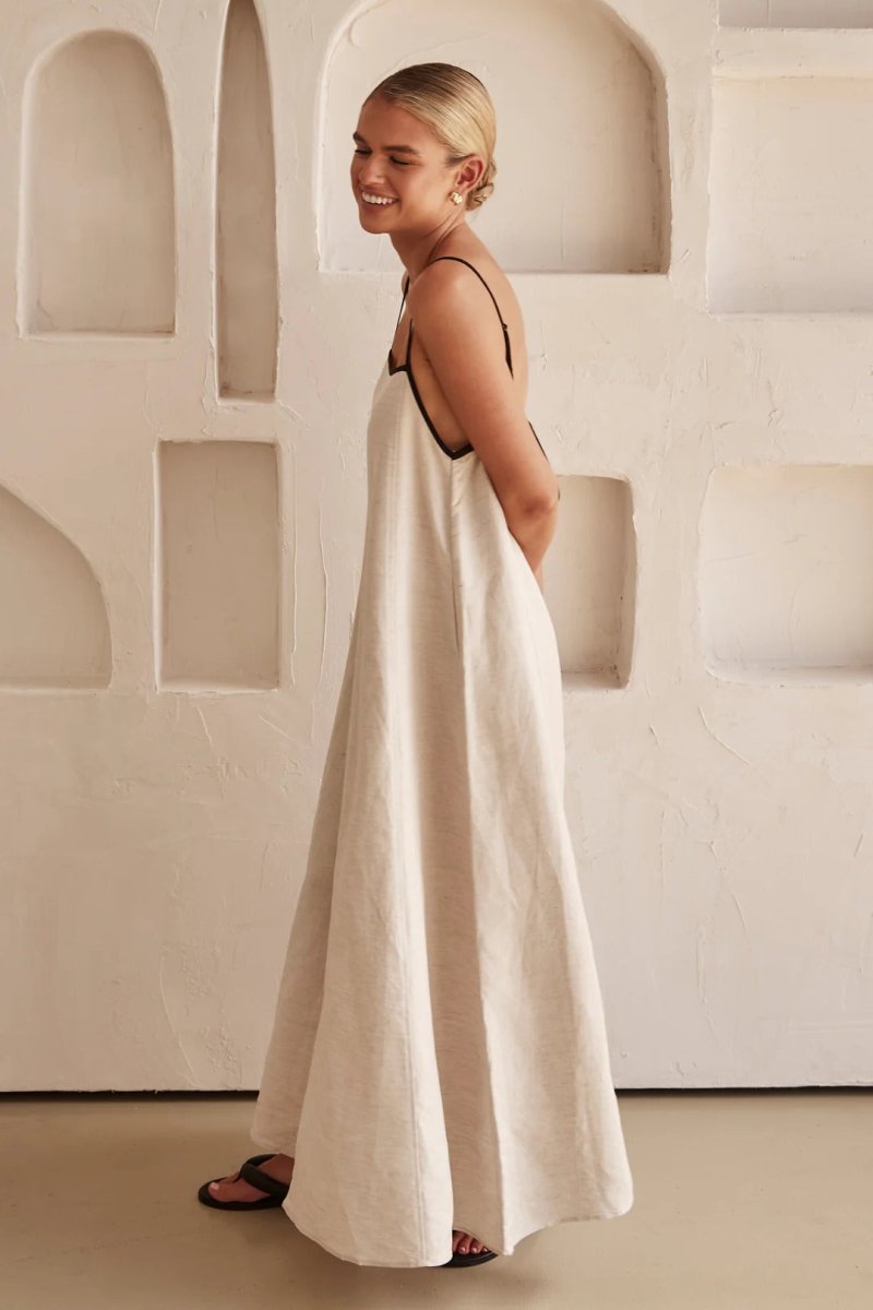 Elegante vestido largo de verano con tirantes de espagueti