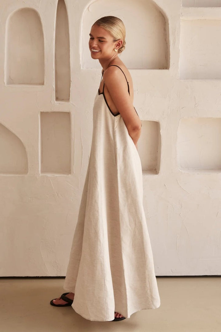 Elegante vestido largo de verano con tirantes de espagueti