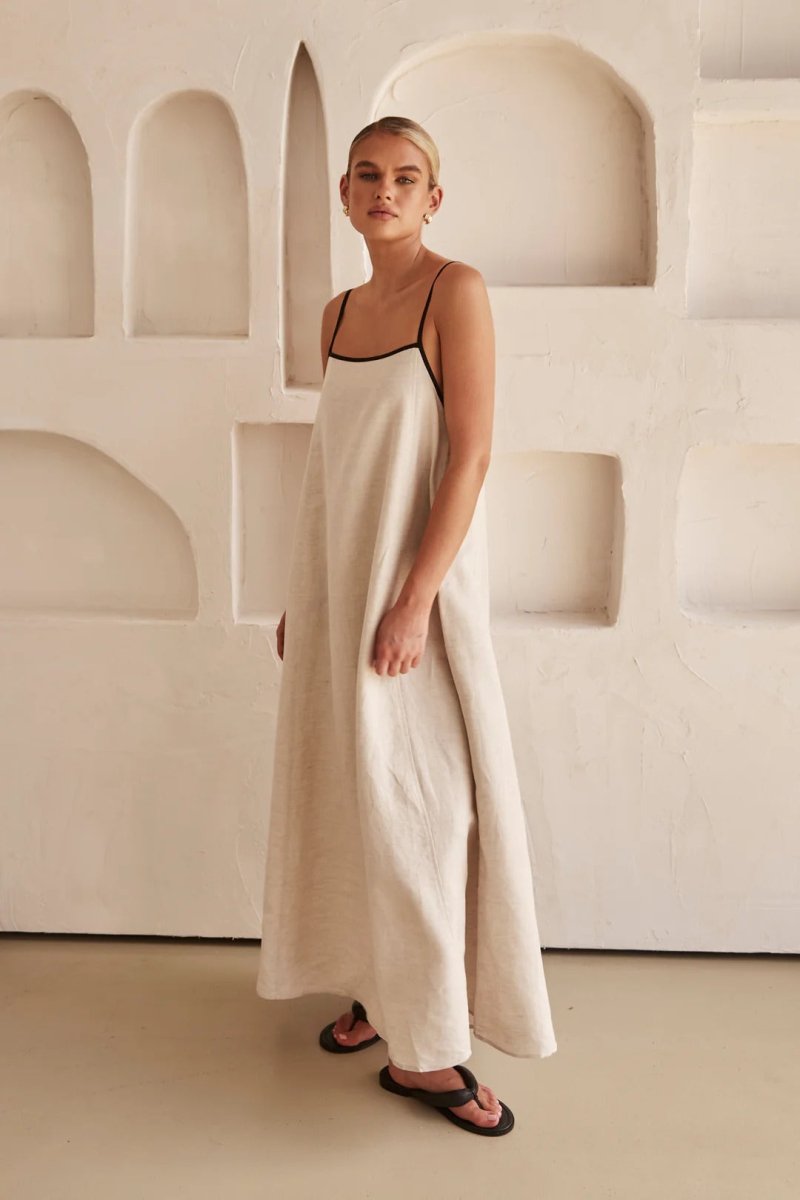 Elegante vestido largo de verano con tirantes de espagueti