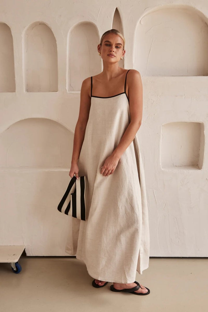 Elegante vestido largo de verano con tirantes de espagueti