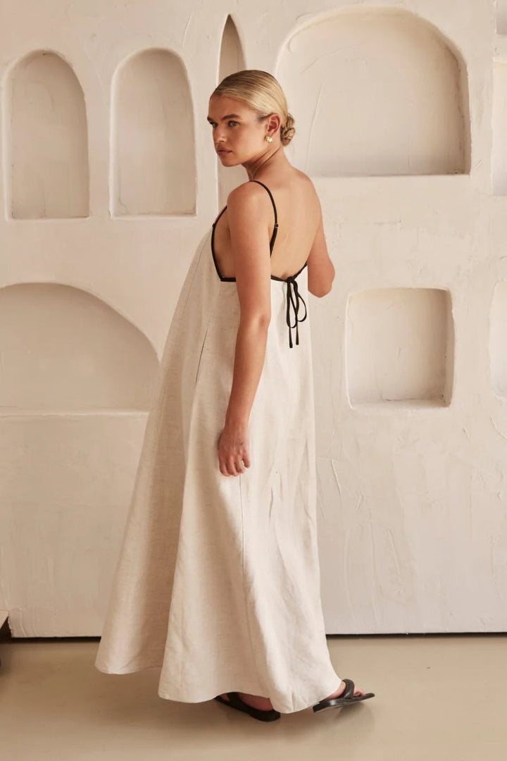 Elegante vestido largo de verano con tirantes de espagueti