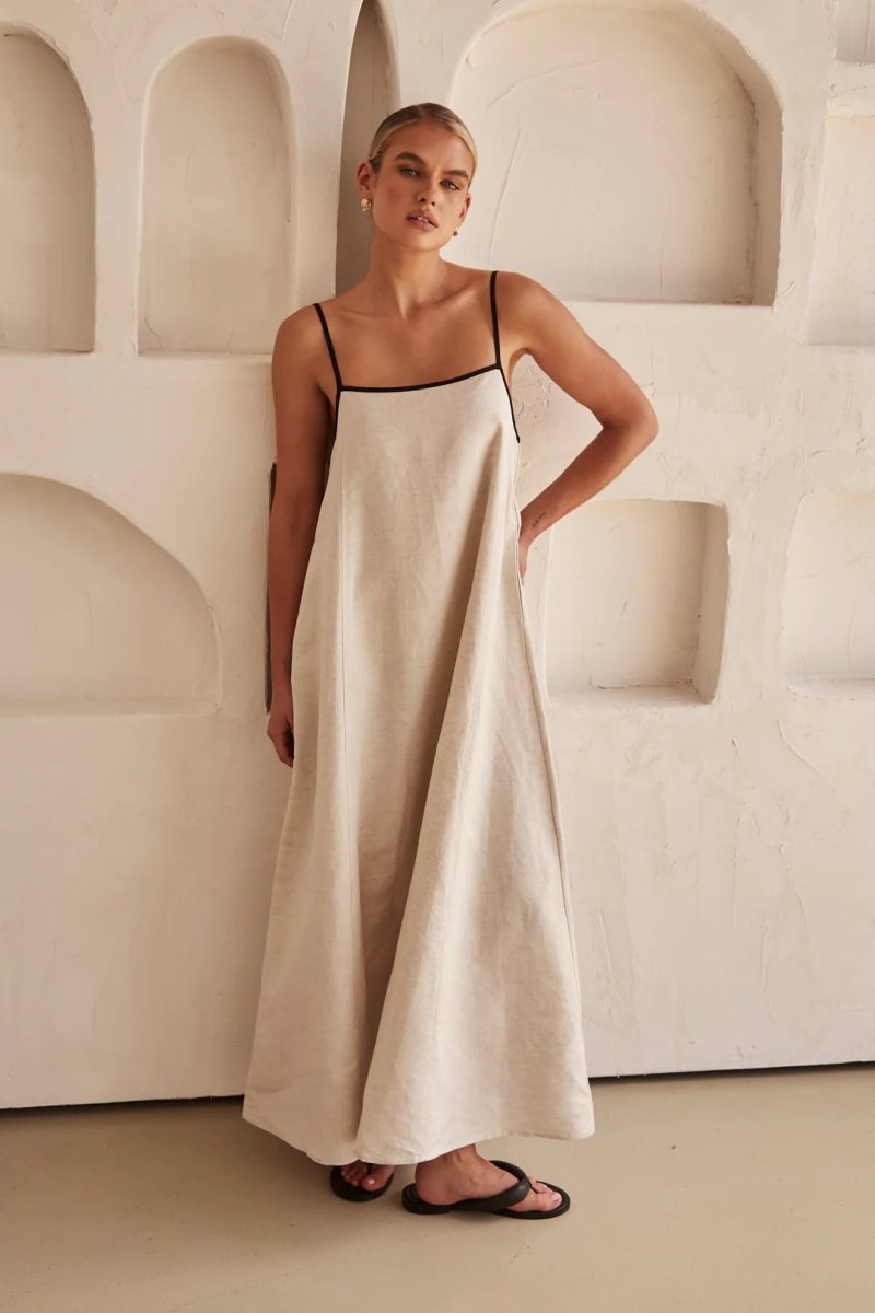 Elegante vestido largo de verano con tirantes de espagueti