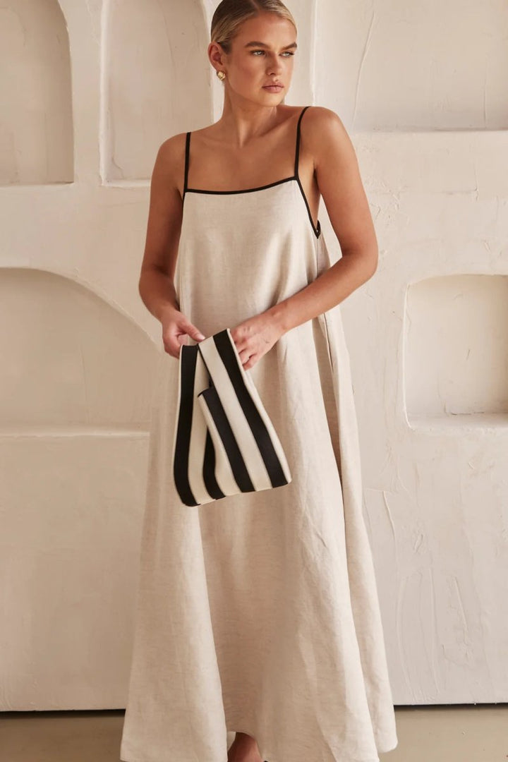 Elegante vestido largo de verano con tirantes de espagueti
