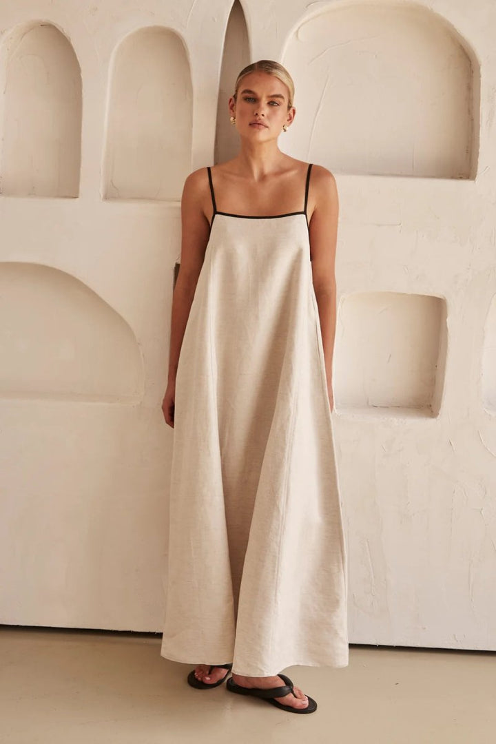 Elegante vestido largo de verano con tirantes de espagueti