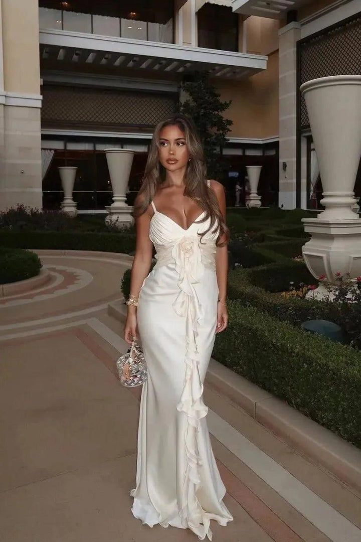 Elena – Maxivestido en marfil con volantes y detalle de rosa