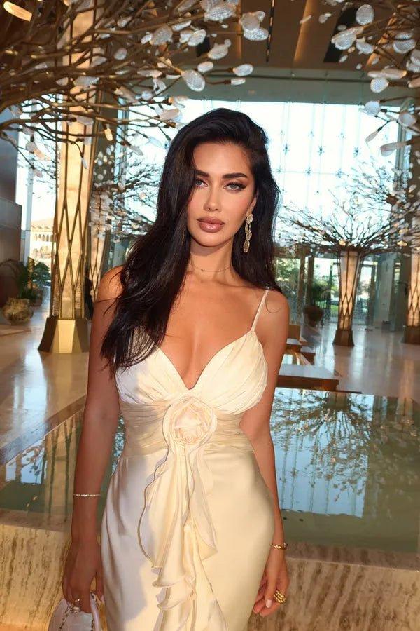 Elena – Maxivestido en marfil con volantes y detalle de rosa