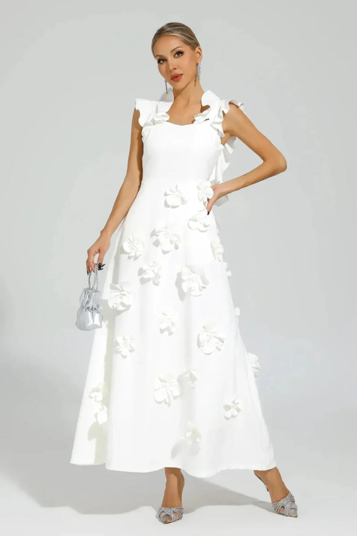 Elina – Vestido maxi blanco con flores 3D y mangas de volantes