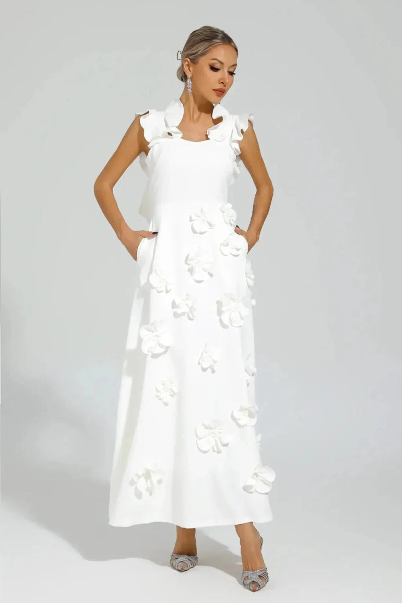 Elina – Vestido maxi blanco con flores 3D y mangas de volantes