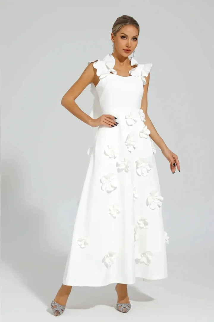 Elina – Vestido maxi blanco con flores 3D y mangas de volantes