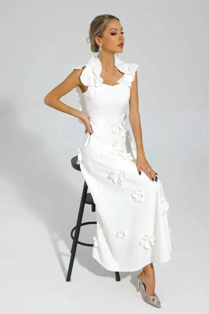 Elina – Vestido maxi blanco con flores 3D y mangas de volantes