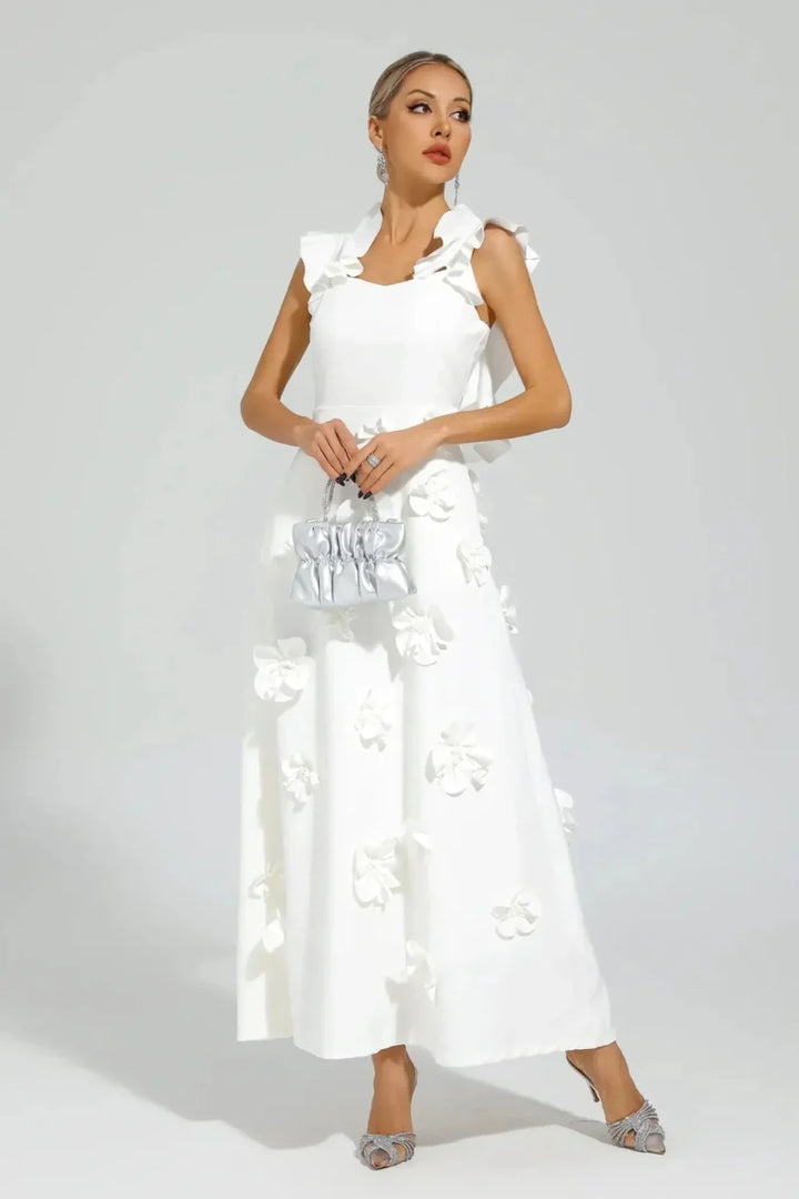 Elina – Vestido maxi blanco con flores 3D y mangas de volantes