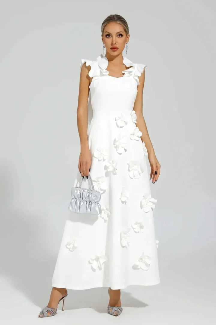 Elina – Vestido maxi blanco con flores 3D y mangas de volantes