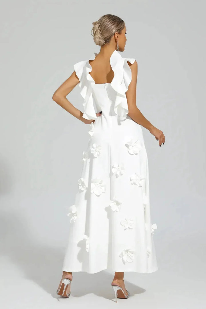 Elina – Vestido maxi blanco con flores 3D y mangas de volantes