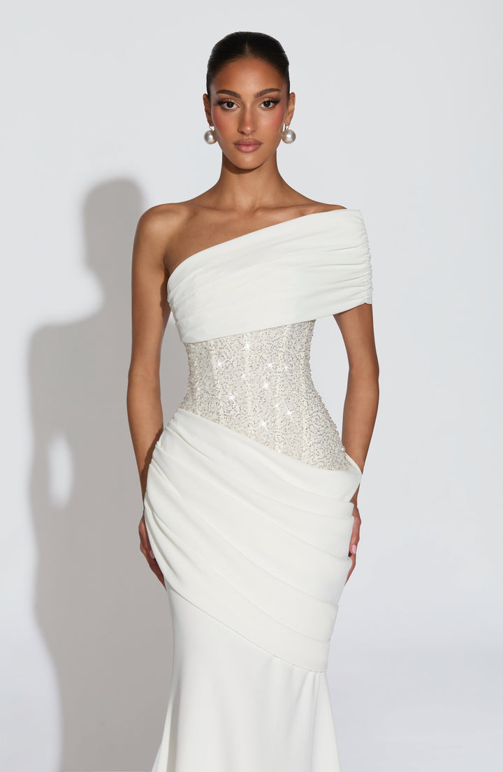 Vestido maxi femenino con cuerpo asimétrico adornado y corte ajustado