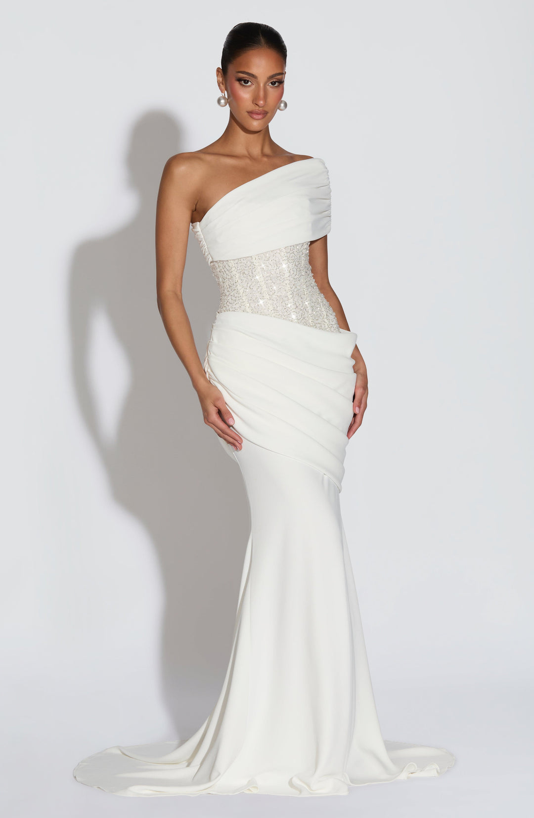 Vestido maxi femenino con cuerpo asimétrico adornado y corte ajustado