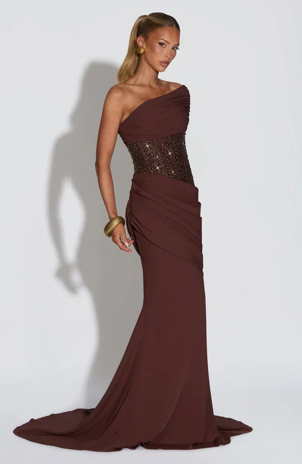Vestido maxi femenino con cuerpo asimétrico adornado y corte ajustado