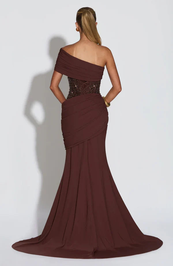 Vestido maxi femenino con cuerpo asimétrico adornado y corte ajustado