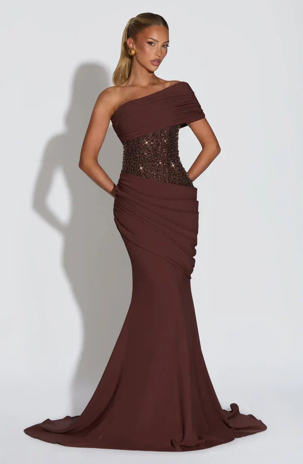 Vestido maxi femenino con cuerpo asimétrico adornado y corte ajustado