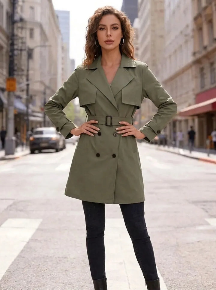 Blazer corto de señora con cintura ajustable y tapeta doble de botones