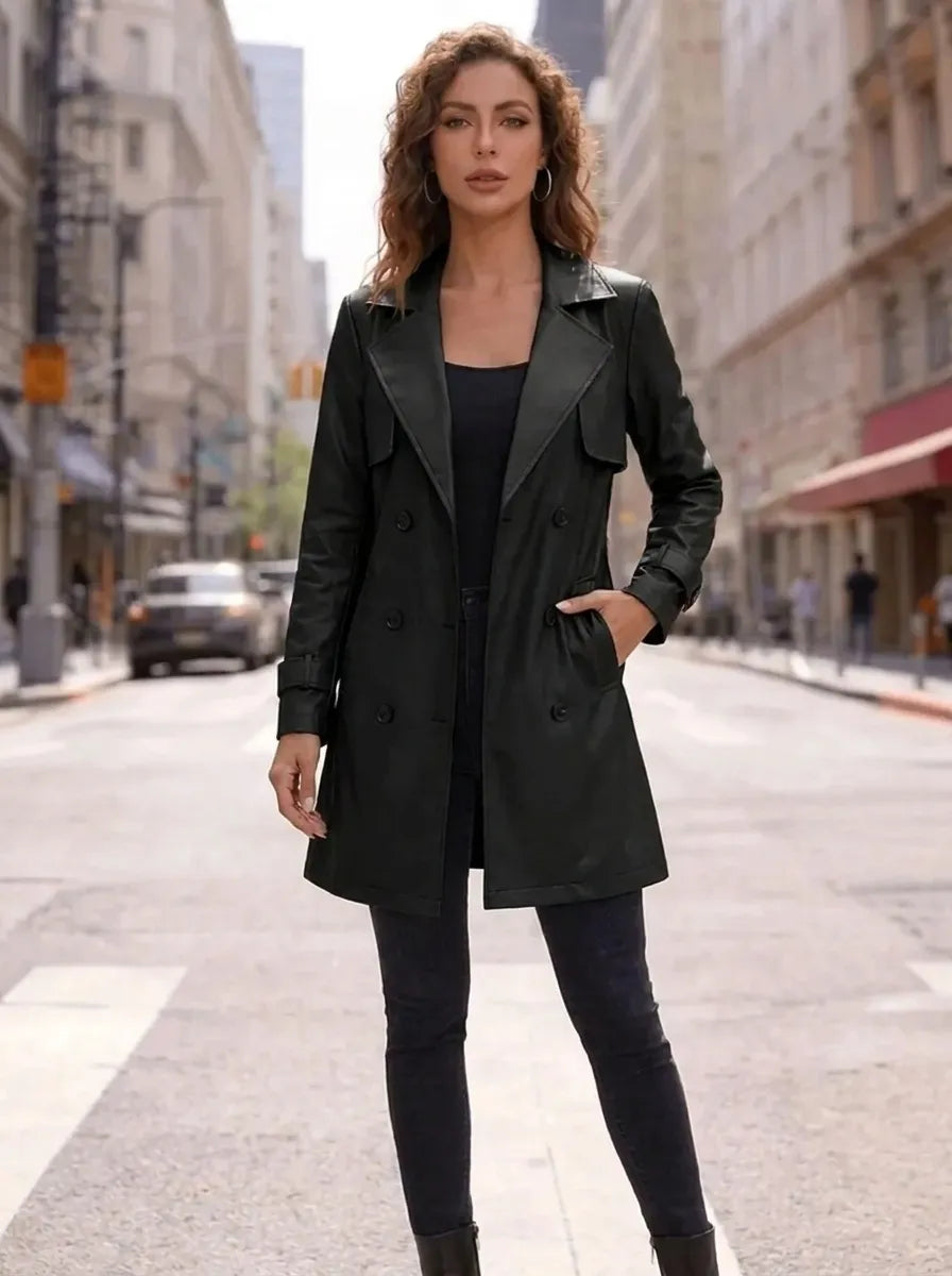 Blazer corto de señora con cintura ajustable y tapeta doble de botones