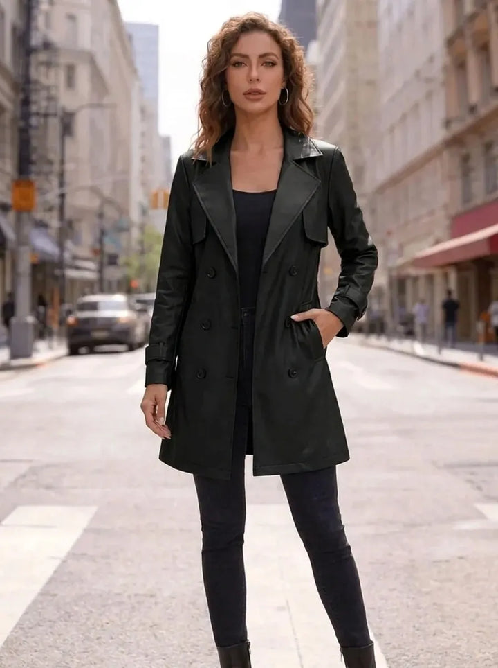 Blazer corto de señora con cintura ajustable y tapeta doble de botones